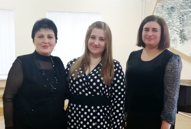 Магістрантка Попович Ірина з концертмейстером Юрчак О.Ф.,  та науковим керівником Довгань О.З.